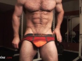 Macho Musculoso se Exibindo na Webcam
